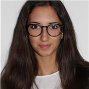 studentessa universitaria diplomata presso un istituto tecnico chimico